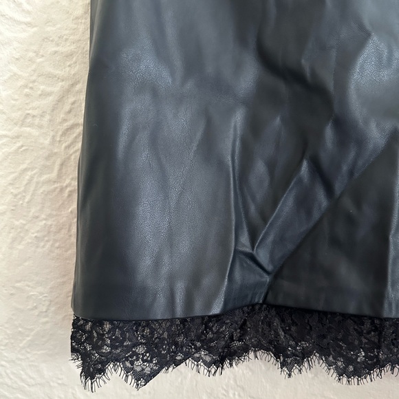 BCBG Black Faux Leather Floral Eyelash Lace Trim Mini Skirt XS NWT - Picture 2 of 7